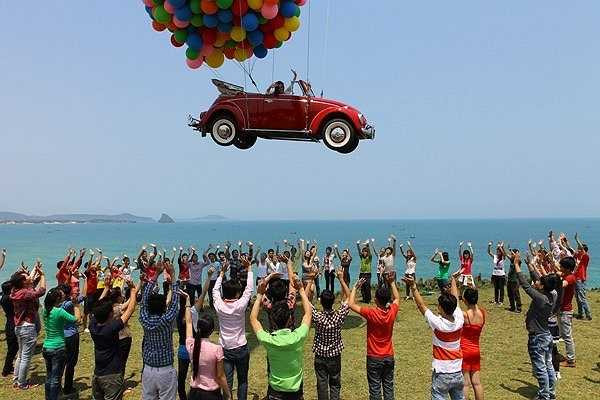 Theo một người trong ê-kip, mặc dù Vy Oanh không tiết lộ số tiền cụ thể nhưng đó là con số khá lớn so với mặt bằng sản xuất MV ca nhạc. Fly cũng là một trong nhiều sản phẩm âm nhạc được nữ ca sĩ mạnh tay đầu tư. Hiện nay, Vy Oanh được coi là một trong những ca sĩ giàu có của làng nhạc Việt. 