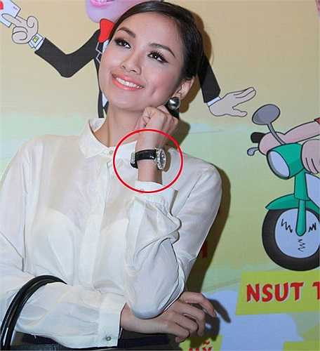 Tháng 10 năm ngoái, Hoa hậu Thế giới người Việt 2010 Diễm Hương gây xôn xao trong một sự kiện họp báo khi tới dự với chiếc đồng hồ có giá 5 tỷ đồng. Là sản phẩm của hãng Sarcar tại Thụy Sĩ, chiếc đồng hồ được nạm 120 viên kim cương với thiết kế sang trọng, cao cấp là món quà Diễm Hương tự thưởng sau nhiều năm tích góp.