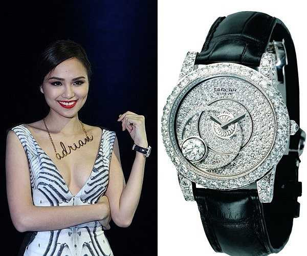 'Tôi coi đó là món quà tôi tự thưởng cho bản thân suốt quá trình làm việc chăm chỉ. Hồi nhỏ, tôi chứng kiến cảnh mẹ tôi không có đủ 5.000 đồng cho con gái ăn một tô bún măng. Bà đã phải đi cầm chiếc nhẫn cưới quý giá để con gái có tiền ăn' – người đẹp cho biết. Tuy nhiên sau scandal hôn nhân vừa qua, nhiều người nghi ngờ chiếc đồng hồ 5 tỷ là do người chồng đại gia tặng cho Diễm Hương.