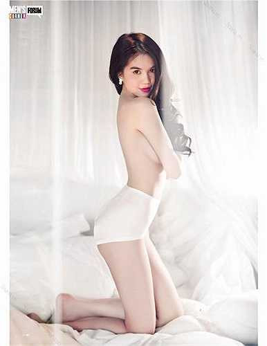 Với gương mặt xinh xắn và trong sáng, 'Nữ hoàng nội y' Ngọc Trinh tạo cảm giác ngây thơ với bờ vai trần e ấp.