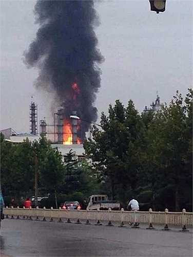 Lực lượng cứu hỏa đang nỗ lực khống chế đám cháy