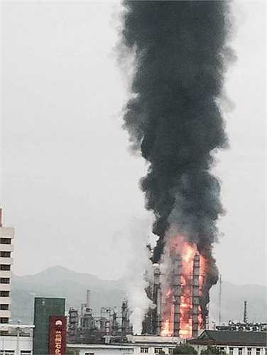 Nhân viên cứu hỏa tại chỗ cho hay lửa cháy dữ dội, chưa xác định được số người thương vong