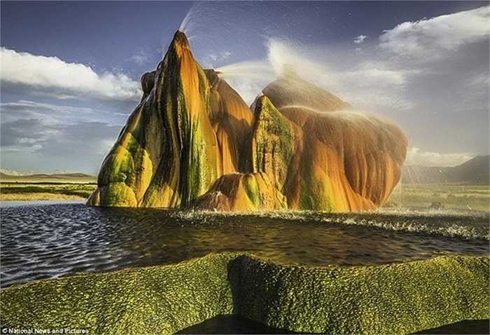 Fly Geyser, hay Fly Ranch Geyser, là một mạch phun nước nóng bán tự nhiên, bán nhân tạo. Năm 1964, các hoạt động khai thác nguồn năng lượng địa nhiệt tại nơi đây đã vô tình tạo ra Fly Geyser. Đài phun nước nằm trong một khu đất tư nhân tại bang Nevada, Mỹ và không đón khách tham quan. Ảnh: National News and Pictures