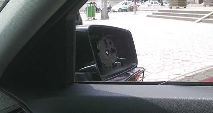 Phổ biến nhất là kiểu trộm mặt gương. Chỉ trong vài giây là đạo chích có thể lấy đi mặt gương của chiếc xe.