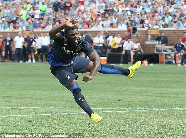 Cú đá phạt penalty được đánh giá là tồi nhất lịch sử của Micah Richards. Anh 'mắm môi mắm lợi' sút thẳng lên khán đài. Cú đá hỏng ăn khiến Man City thua 4-5 ở loạt sút luân lưu