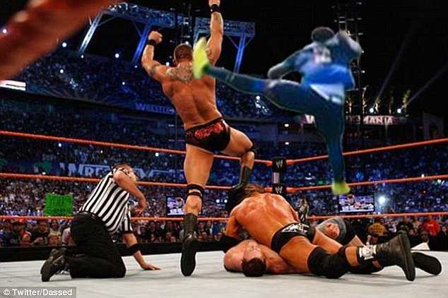 Tư thế khá buồn cười của Richards xuất hiện ở trong cuộc đấu vật biểu diễn