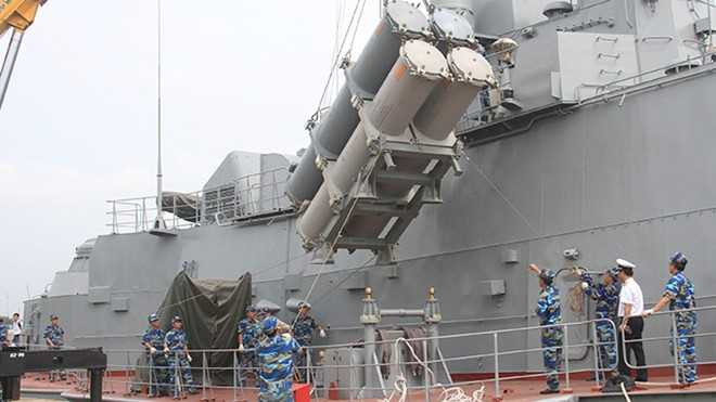  Di chuyển hệ thống tên lửa chống hạm Uran-E vào bệ phóng - Ảnh: Tổng công ty Ba Son cung cấp.