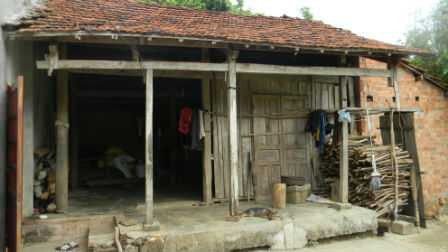 Căn nhà lụp xụp, cuộc sống nghèo khó, nên ông Hòa chưa thực hiện được ước nguyện đến thăm nhà 13 người bạn “phu” vàng bị giết.