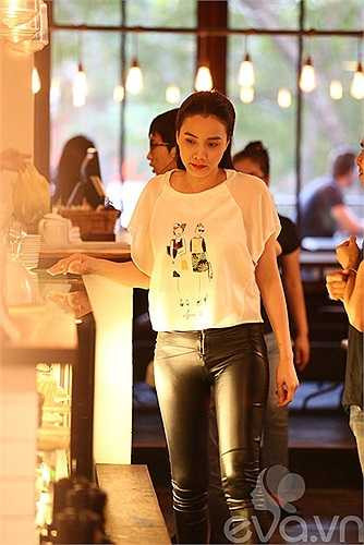 Ưa chuộng sự gợi cảm, Trang Nhung thường tìm đến những trang phục bó sát hoặc hở bạo nhằm khoe đường cong của cơ thể. Chiếc quần bó chẽn là một trong những kiểu mốt yêu thích của chân dài gốc Hà thành, chúng không chỉ giúp Trang Nhung khoe được đôi chân thon thả mà còn khéo léo tôn lên vòng 3 quyến rũ. 