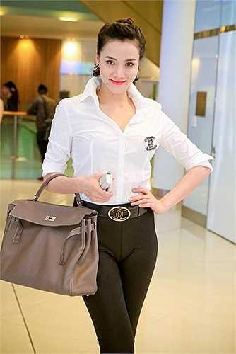 Nhưng nhiều khi sự lựa chọn không tinh tế đã khiến Trang Nhung nhiều lần bị chiếc quần 'phản chủ'. Không ít lần người đẹp khiến người đối diện phải đỏ mặt vì những chiếc quần chẽn quá ngắn và bó sát của mình. 