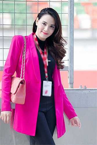 Tuy là quần đen, nhưng chất liệu hơi mềm cộng với cách tạo dáng đã khiến chiếc quần của Trang Nhung trở nên không mấy đẹp mắt.