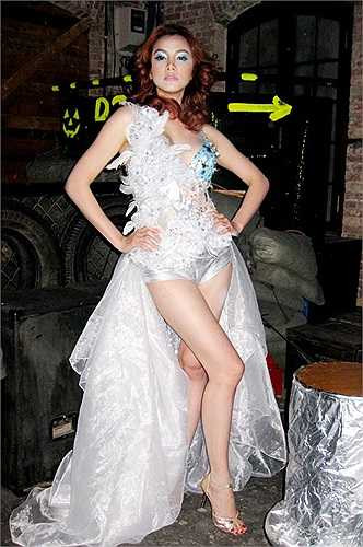 Bên cạnh những chiếc quần dài thì Trang Nhung còn thoải mái khoe body trong những chiếc quần ngắn, tuy nhiên độ ngắn của nó đã khiến chiếc quần trở nên phản cảm.