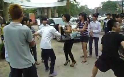 Nữ sinh đánh nhau