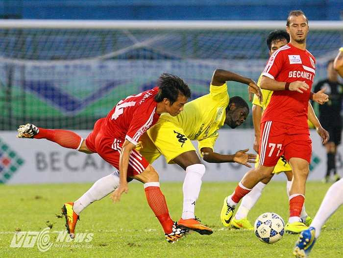 B.Bình Dương: Đại gia trăm tỷ mặc 'áo hàng chợ'