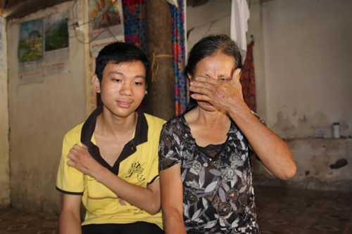 Bà Trung khóc nghẹn ngào vì thương con.