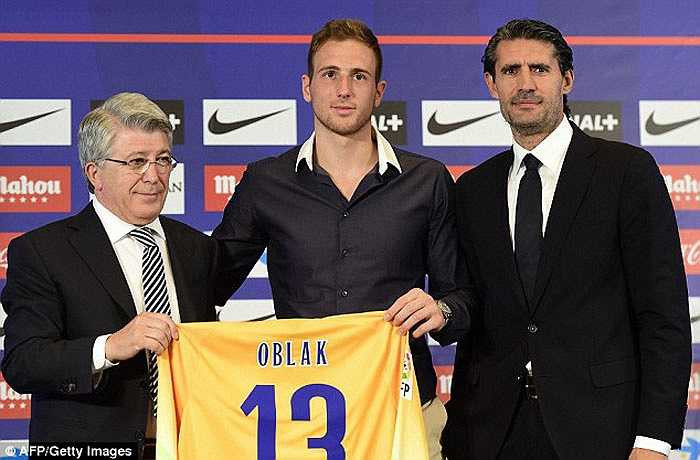 Vị trí thủ môn thuộc về Oblak, tân binh của Atletico. Anh này có giá gần 13 triệu bảng