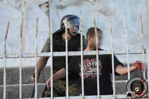 Manh động chống cảnh sát, fan cuồng mất cả bàn tay