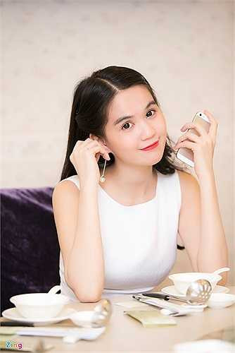 Tối 4/8, Ngọc Trinh tham dự buổi tiệc đầy tháng của cháu trai tại một nhà hàng ở TP.HCM. Cô ăn vận đơn giản, trang nhã với váy trắng và phụ kiện hoa tai cùng màu.