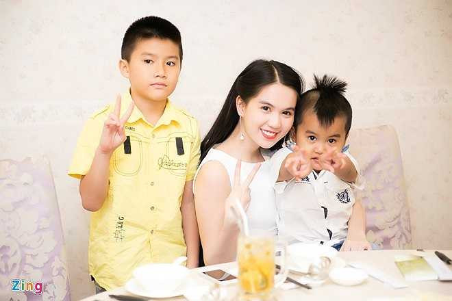 Đây là buổi tiệc gia đình nên người đẹp tha hồ đùa giỡn với các cháu con của anh chị.