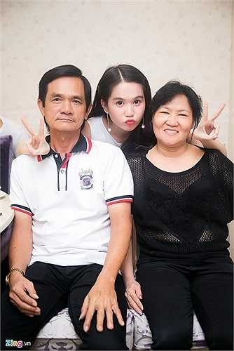 Ngọc Trinh bên ba ruột và mẹ kế. Mẹ kế được cô dành tình cảm rất nhiều, thậm chí còn hơn mẹ ruột. Lý do được cô chia sẻ là mẹ kế đã nuôi cô từ ngày còn ẵm ngửa và cô luôn ghi nhớ điều đó.