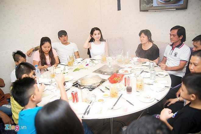 Khi có tiền, cô đã xây nhà khang trang cho ba mẹ ở quê Trà Vinh với chia sẻ rất thật: 'Trong nhà chỉ có một mình em thương mẹ nhất. Lỡ sau này em có chồng, có con, mấy anh chị của em lỡ không thương mẹ nữa thì mẹ em cũng còn có cái nhà để ở lúc về già. Em cũng là phụ nữ nên em hiểu cảm giác khi mình có một cái nhà hạnh phúc biết chừng nào'.