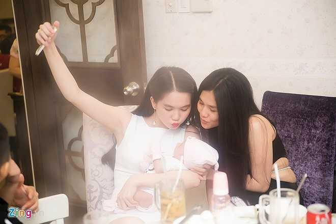 Đại gia đình Ngọc Trinh quây quần bên bàn tiệc. (Theo Zing)