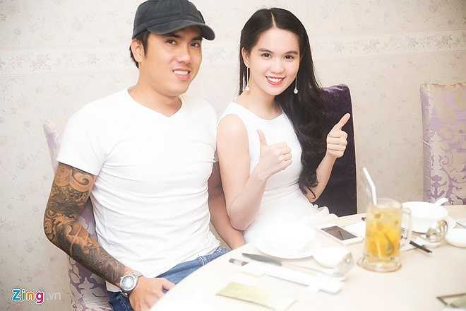 Ngọc Trinh và anh trai. Từ khi nổi tiếng, nữ người mẫu quyết định đưa cả anh trai và chị gái từ vùng quê Trà Vinh lên Sài Gòn lập nghiệp. Cô giúp anh chị vốn làm ăn và chỉ cho họ cách kinh doanh.