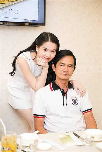 Ngọc Trinh và ba. Đây là lần hiếm hoi cô khoe ảnh chụp cùng đấng sinh thành. Ba mẹ của Ngọc Trinh vẫn sống ở Trà Vinh nhưng thường xuyên lên Sài Gòn thăm con cháu.
