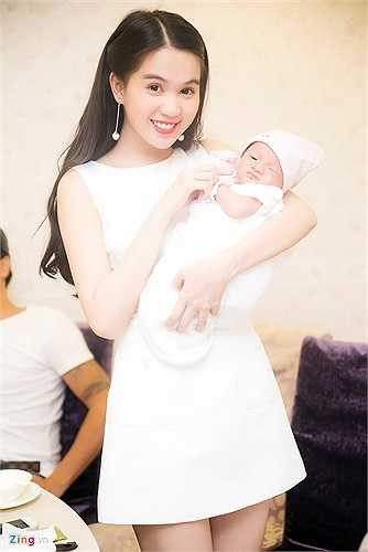 Nữ hoàng nội y bế cháu trai vừa đầy tháng của mình.