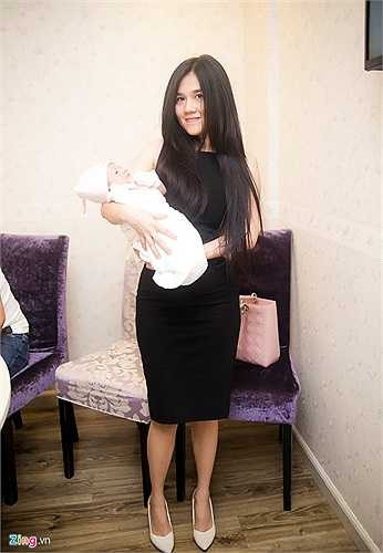 Ngọc Bích - chị gái của Ngọc Trinh là mẹ của cháu bé. Mặc dù mới sinh được một tháng nhưng chị gái của Ngọc Trinh đã lấy lại được vóc dáng thon gọn đến bất ngờ.