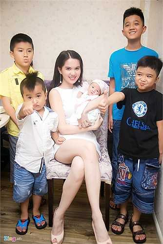 Ngọc Trinh và đại gia đình của mình. Đây là lần đầu tiên cô khoe tất cả các thành viên trong gia đình mình với khán giả.