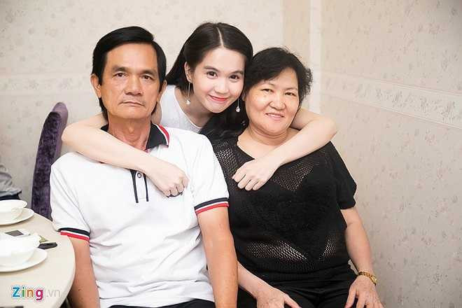 Ngọc Trinh từng nhận mình rất ngoan và điều này khiến cô gây tranh cãi dư luận, bởi nhiều người nhìn vào hình ảnh hở hang và những phát ngôn sốc của cô rất khó để tin cô gái sinh năm 1989 là người ngoan. Nhưng với những người thân cận của Trinh trong showbiz, cô khá ngoan và sống vì gia đình. Dù có nhà riêng, nhưng Ngọc Trinh vẫn chọn sống cùng các anh chị và các cháu ở một căn nhà vùng ngoại ô, khá xa trung tâm Sài Gòn. Cô cũng có thói quen đi làm từ sáng sớm và về nhà trước 8h tối mỗi ngày.