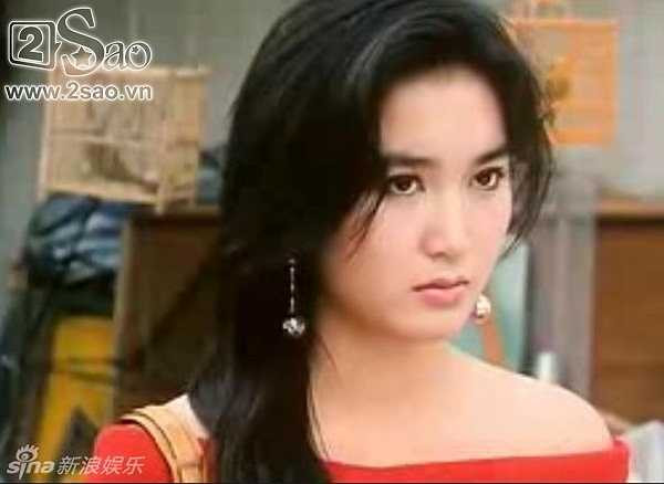 Ôn Bích Hà sinh ngày 30/7/1966 và là con út trong một gia đình có tám người con. Đến năm 15 tuổi, cô bắt đầu chạm ngõ điện ảnh với bộ phim Lonely Fifteen.