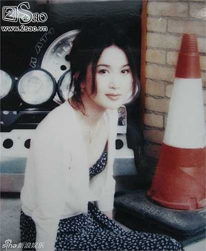 Cùng ngắm loạt ảnh xinh đẹp rạng ngời thời trẻ của Ôn Bích Hà: 