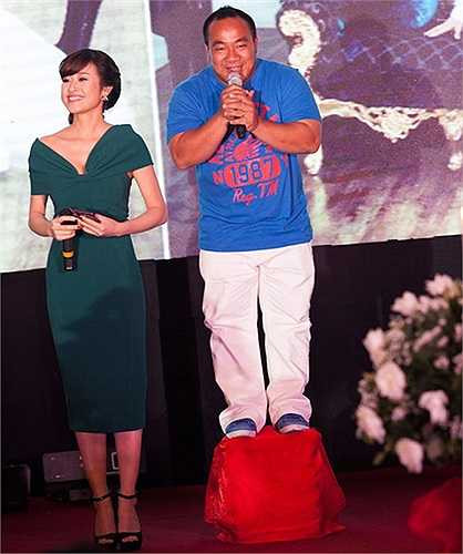 Chàng diễn viên Hiếu Hiền nhí nhảnh đứng lên ghế để có thể cao hơn MC nữ bên cạnh khi dẫn chương trình đám cưới của người bạn Tuấn Hưng.