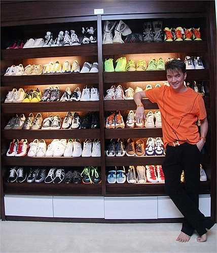 Khi để chân trần, vóc dáng khiêm tốn của Mr Đàm lộ rõ. Nam ca sĩ sở hữu tủ giày với nhiều kiểu dáng, màu sắc ăn ý với trang phục đồng thời có nhiệm vụ tăng chiều cao cho chủ nhân.