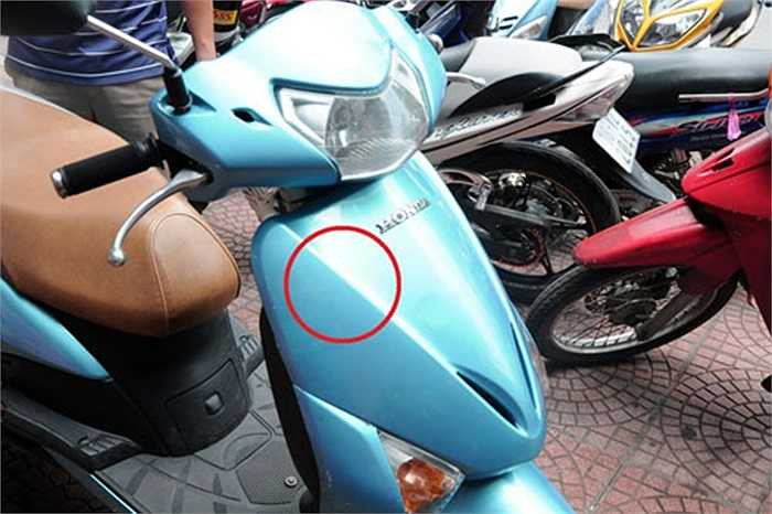 Trong thời gian gần đây, trên một số các diễn đàn rộ lên thông tin mất IC của hai mẫu xe Honda Lead bản 110 phân khối và Honda SCR. Như trong hình, vị trí dưới vòng tròn đỏ là nơi lắp đặt IC của hãng.