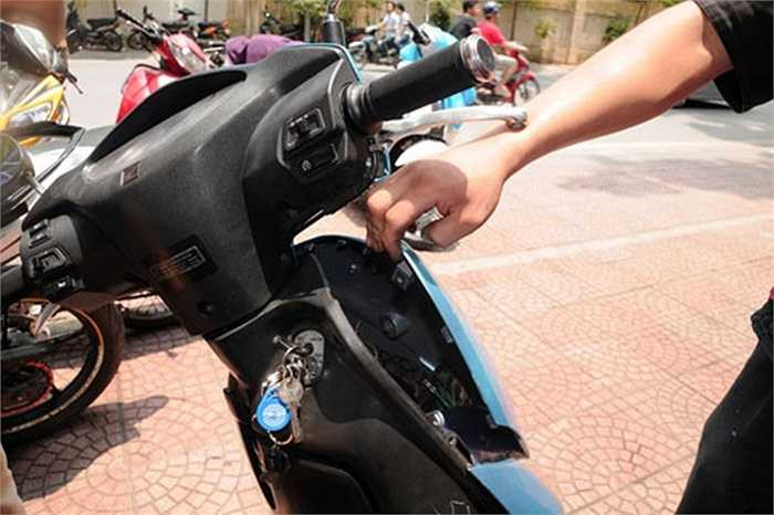 Chỉ với tay không, dùng lực nhỏ, kẻ gian dễ dàng giật vỡ yếm mặt nạ xe và thò tay vào để lấy IC.