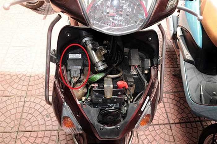 Hiện nay, giá IC (vòng tròn đỏ) của hai mẫu xe Honda Lead 110cc và SCR có giá trên 3 triệu đồng/chiếc.