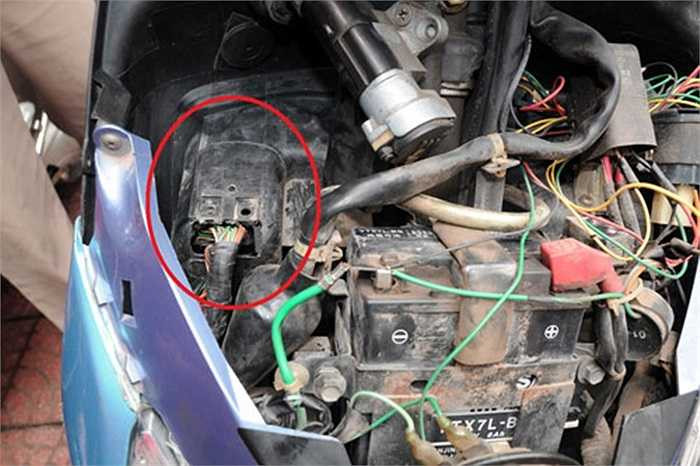 Sau thời gian nghiên cứu và tìm hiểu, các kỹ sư của Thành Gia Motor khắc phục bằng cách đưa IC đặt vào phía trong của cốp để đồ phía dưới ổ khoá, với một thiết bị bảo vệ IC tự chế và bắt vít.