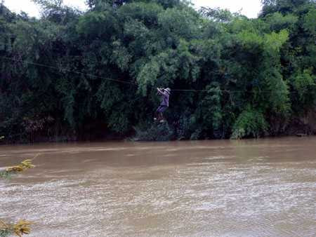 Người dân xã Hòa Lễ phải dùng cáp treo tự chế để qua sông.