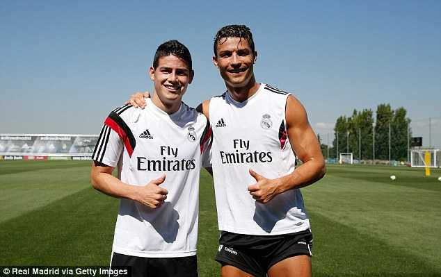 James Rodriguez sẽ đá trận tranh siêu cúp Châu Âu Phát biểu trước báo chí, HLV Carlo Ancelotti cho biết ông sẽ sử dụng đội hình mạnh nhất trong trận tranh siêu cup Châu Âu với Sevilla tới đây. Đáng chú ý, đây cũng sẽ là trận đấu ra mắt của tân binh James Rodriguez, người vừa giai nhập Bernabeu từ CLB Monaco với mức giá chuyển nhượng lên tới 80 triệu Euro. "Chúng tôi không hài lòng với trận thua trước Man Utd, song mọi thứ sẽ hoàn toàn thay đổi trong trận tranh siêu cúp Châu Âu" - Ancelotti chia sẻ. "Cristiano Ronaldo đã sẵn sàng cho trận đấu này, đó là lý do vì sao cậu ấy quyết tâm thi đấu 20 phút trong trận gặp Man Utd. Ngoài ra, cả James Rodriguez và Gareth Bale cũng sẽ góp mặt trong trận gặp Sevilla. Chúng tôi sẽ ra sân với đội hình mạnh nhất và đã chuẩn bị sẵn sàng cho trận đấu quan trọng này". Trận tranh siêu cúp Châu Âu giữa Real Madrid (đội vô địch Champions League) và Sevilla (đội vô địch Europa League) sẽ diễn ra vào ngày 12/8 tới đây tại Cardiff (xứ Wales). 