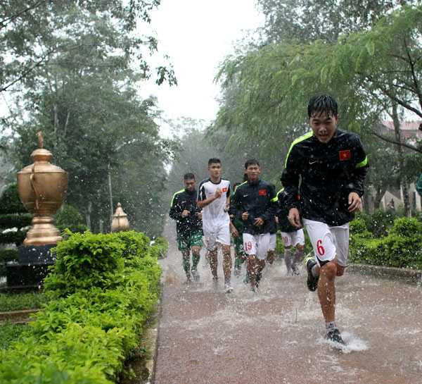 U19 Việt Nam đội mưa tập tại Hàm Rồng
