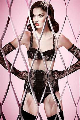 Chantal Thomass là thương hiệu đồ lót nổi tiếng với sự sáng tạo táo bạo và trình diễn vui tươi. Năm 1976, Chantal Thomass là thương hiệu đầu tiên giới thiệu những bộ đồ lót ren cùng với tất vô cùng quyến rũ. Thiết kế của Chantal Thomass làm cho phụ nữ tự tin hơn với cơ thể của mình. Giá trung bình của các thiết kế dao động từ 300$ - 700$.