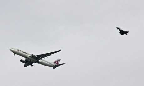 Anh điều chiến cơ 'bảo kê' máy bay bị dọa đánh bom