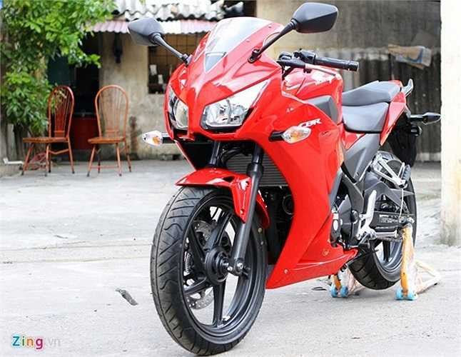 Thời điểm Kawasaki tung ra mẫu naked-bike Ninja 300, Honda là hãng xe nhanh chân nhất, khi tung ra thông tin về mẫu CBR300R hoàn toàn mới nhằm cạnh tranh trực diện. 