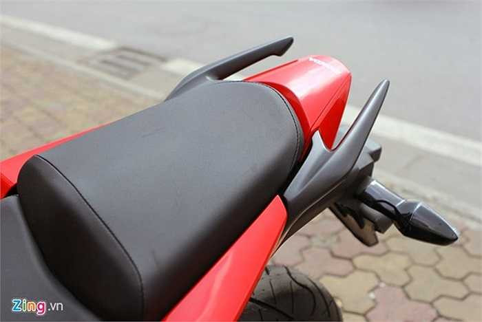 Yên xe được chia làm 2 phần rõ rệt. Tay nắm được thiết kế vừa vặn cho việc cầm nắm.