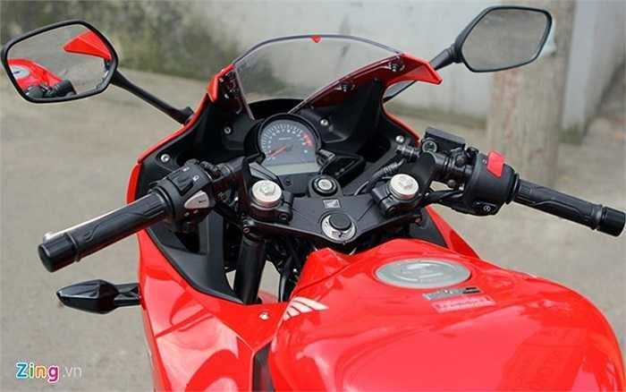 Tay lái của CBR300R 2014 có thiết kế khá rộng. Phần đầu xe được trang bị một kính chắn gió khá lớn. 