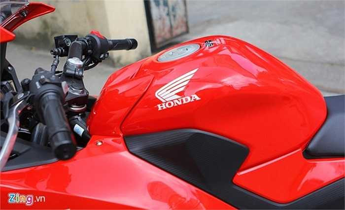 CBR300R được trang bị bình xăng dung tích 13 lít. 