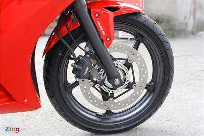 Trang bị an toàn ở phía trước xe là phanh đĩa đường kính 296 mm, 2 pít-tông, tích hợp chống bó cứng phanh ABS. Lốp trước kích thước 110/70-17.